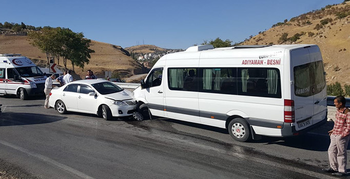Adıyaman'da otomobil ile yolcu minibüsü çarpıştı: 4 kişi yaralı