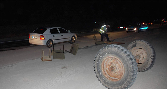 Otomobil traktöre arkadan çarptı