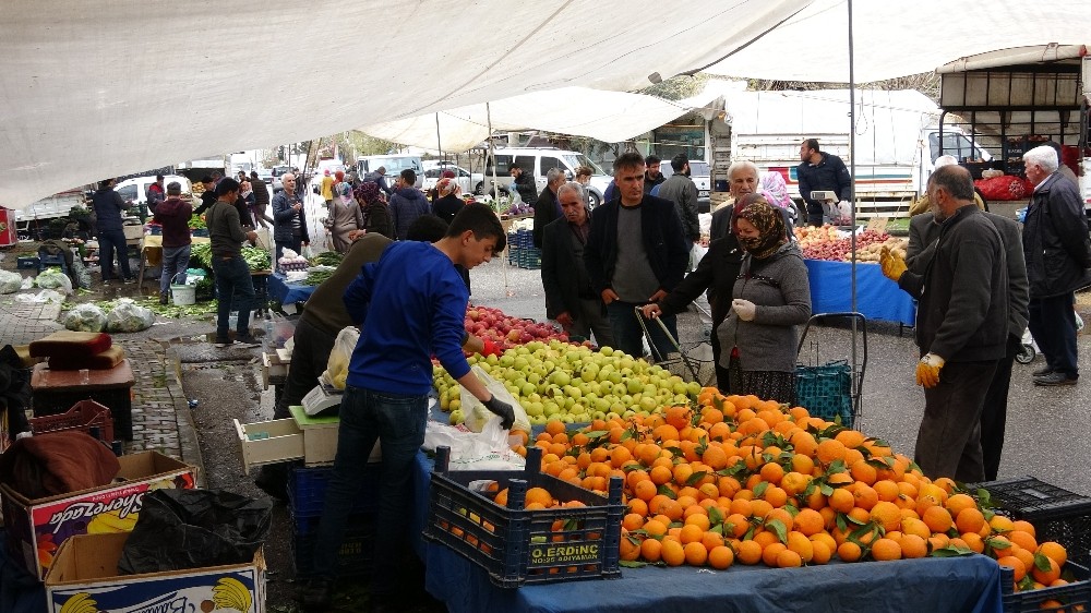 Adıyaman’da pazarlarda insan yoğunluğu 