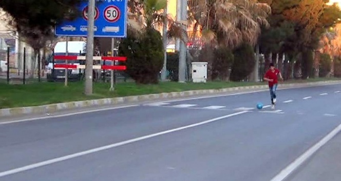 Adıyaman'da refüjde top oynayan çocuklar yürekleri ağza getiriyor