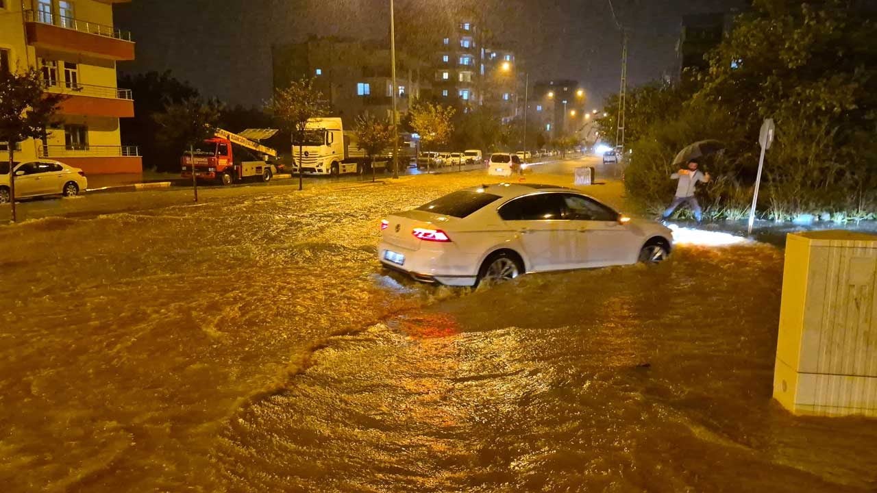 Adıyaman’da sağanak yolları suyla kapladı: Sürücüler mahsur kaldı