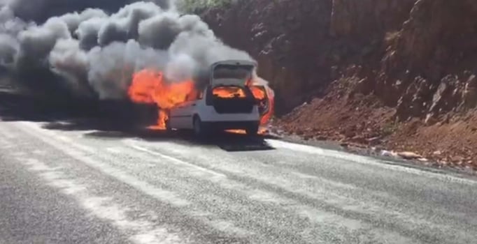 Adıyaman'da seyir halindeki otomobil alev alev yandı