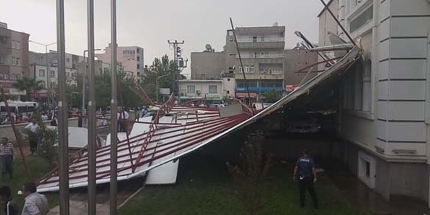 Adıyaman'da şiddetli fırtına çatıları uçurdu!
