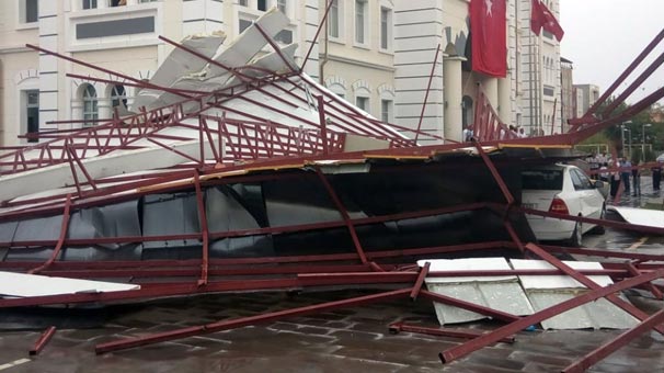 Adıyaman’da şiddetli fırtına çatıları yere serdi