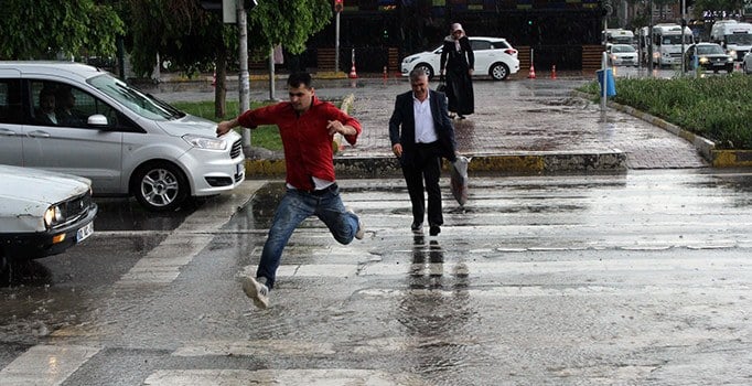 Adıyaman'da şiddetli yağmur ve dolu hayatı olumsuz etkiledi