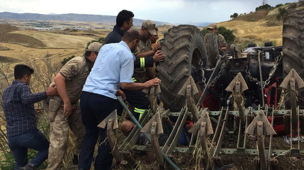 Adıyaman'da traktörün altında 3 saat böyle bekledi