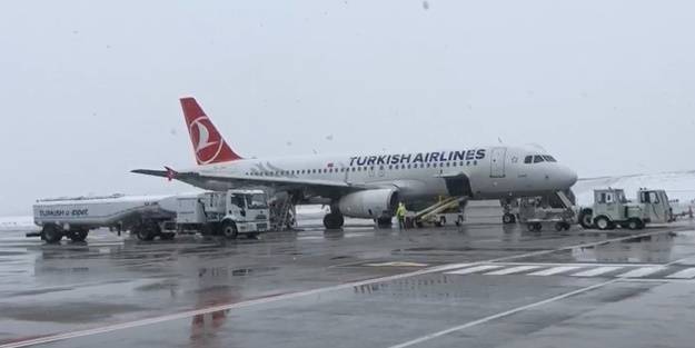 Adıyaman'da uçuşa kar engeli