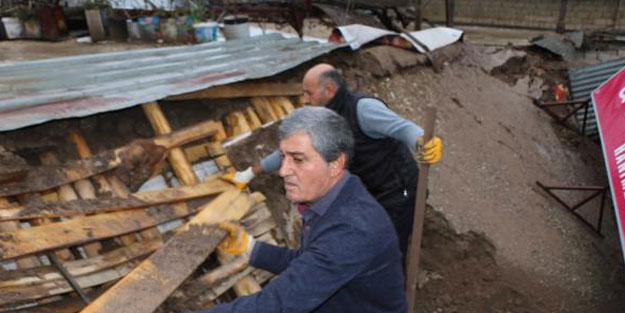 Adıyaman'da yağışa dayanamayan toprak ev çöktü