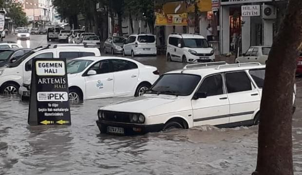 Adıyaman'da yağmur sonrası yollar göle döndü
