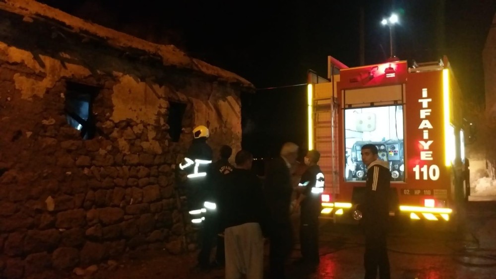 Adıyaman’da yangın sonrası yıkılma tehlikesi olan toprak ev boşaltıldı 