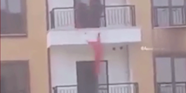 Adıyaman'daki deprem konutlarında Türk bayrağını yere attılar: Evlerini geri alın, yazıklar olsun