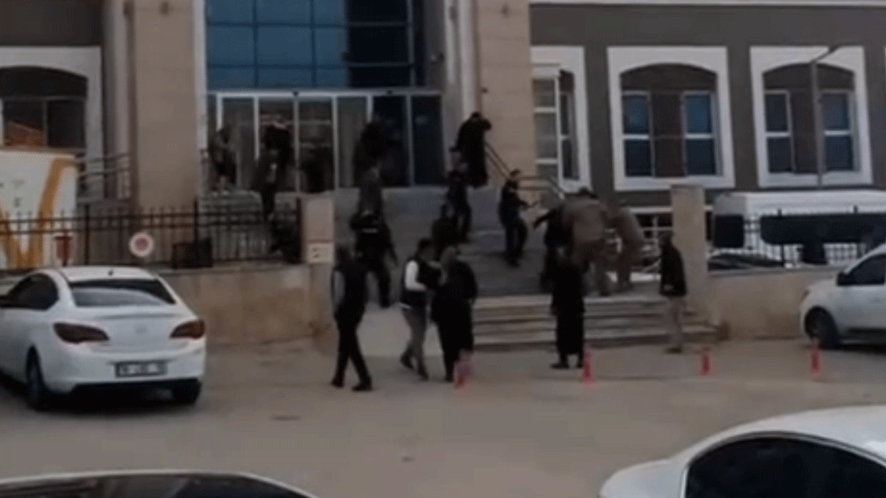 Adliye önü kan gölüne döndü! 16 yaralı 15 gözaltı