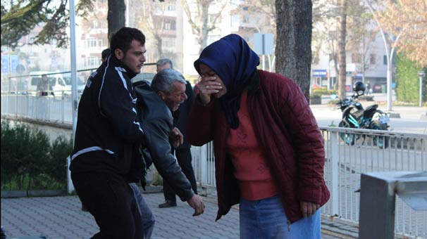 Adliye önünde bekleyen aileleri sinir krizi geçirdi