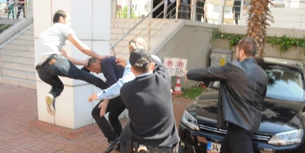 Adliye önünde uçan tekme!