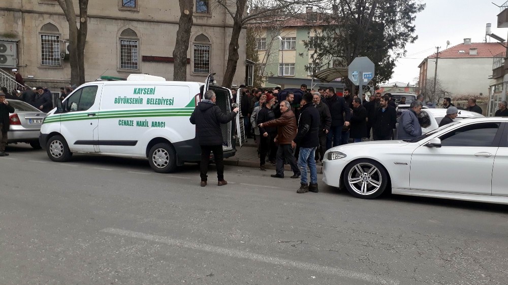 Adliye önünde cinayete kurban giden şahıs son yolculuğuna uğurlandı 