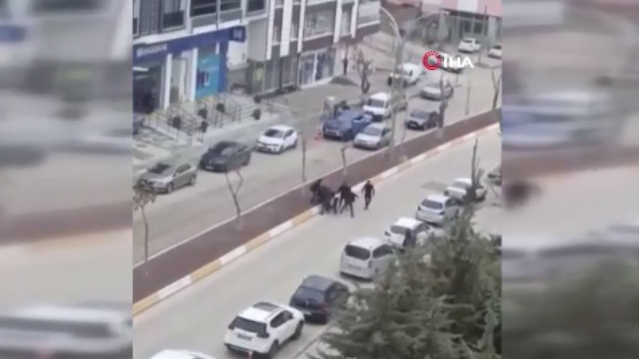 Adliye önünde iki aile birbirine girdi! O anlar kamerada