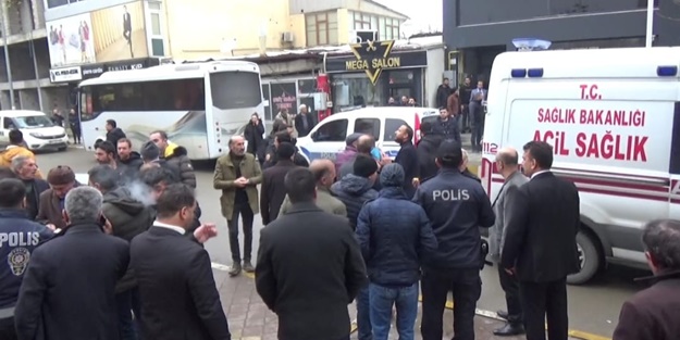 Adliye önünde karşılaşan husumetli grup muştalarla birbirine girdi!