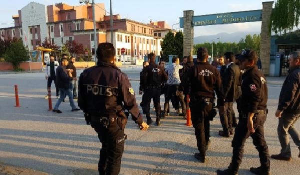 Adliye önünde karşıt görüşlü iki grup arasında kavga