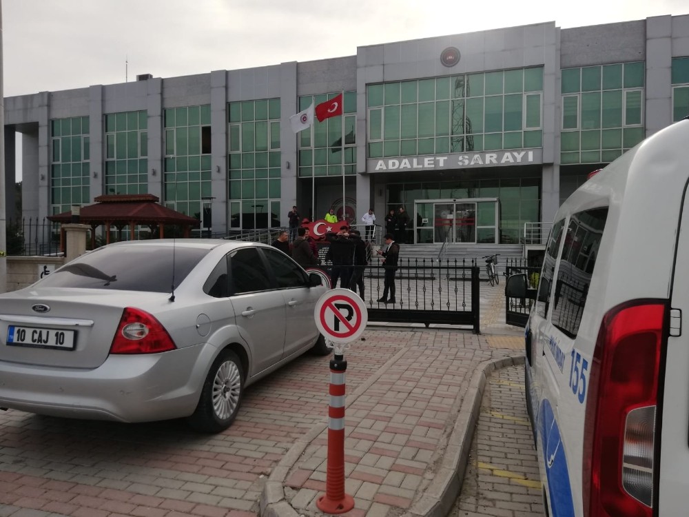 Adliye önünde silahlı kavga: 3 yaralı 