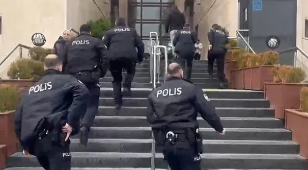 Adliyeden çıkarılan zanlılara silahlı saldırı: 2 yaralı