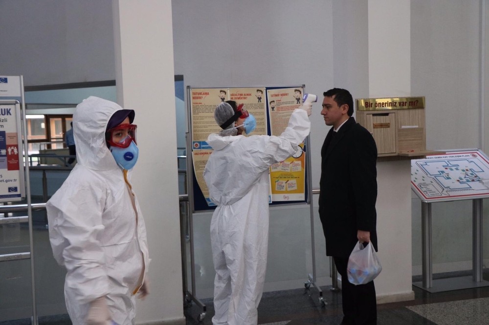 Adliyeye ateşlerini ölçtürüp giriyorlar 
