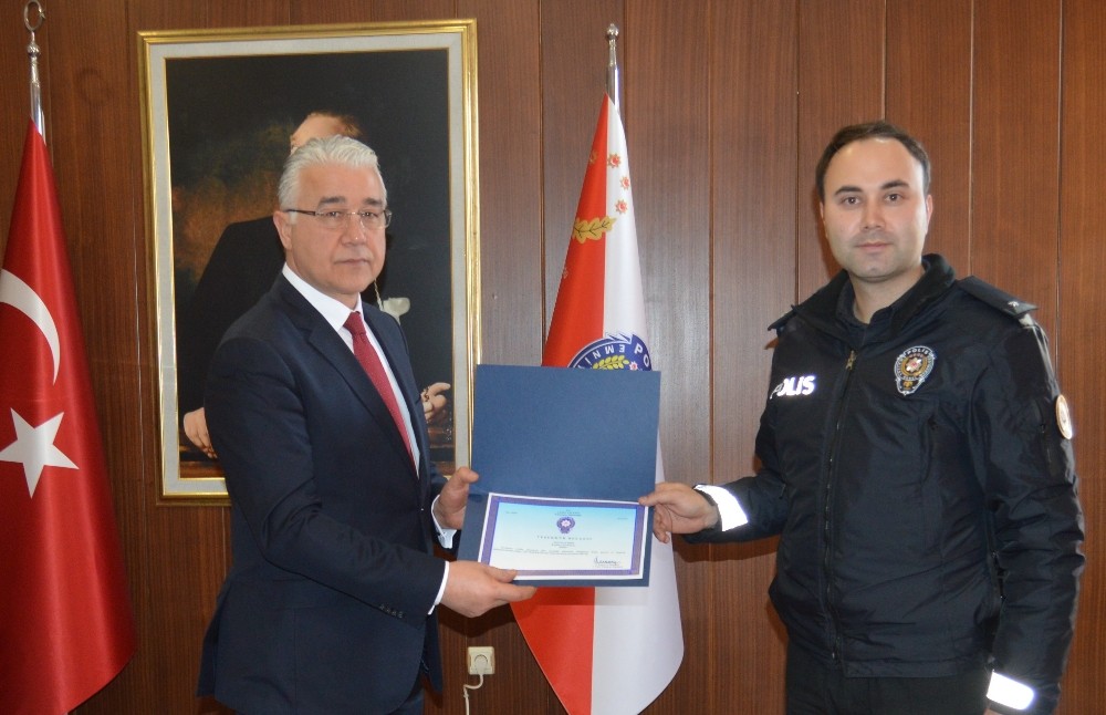 Adliyeye uyuşturucu sokmaya çalışan kadını fark eden 4 koruma polisi ödüllendirildi 