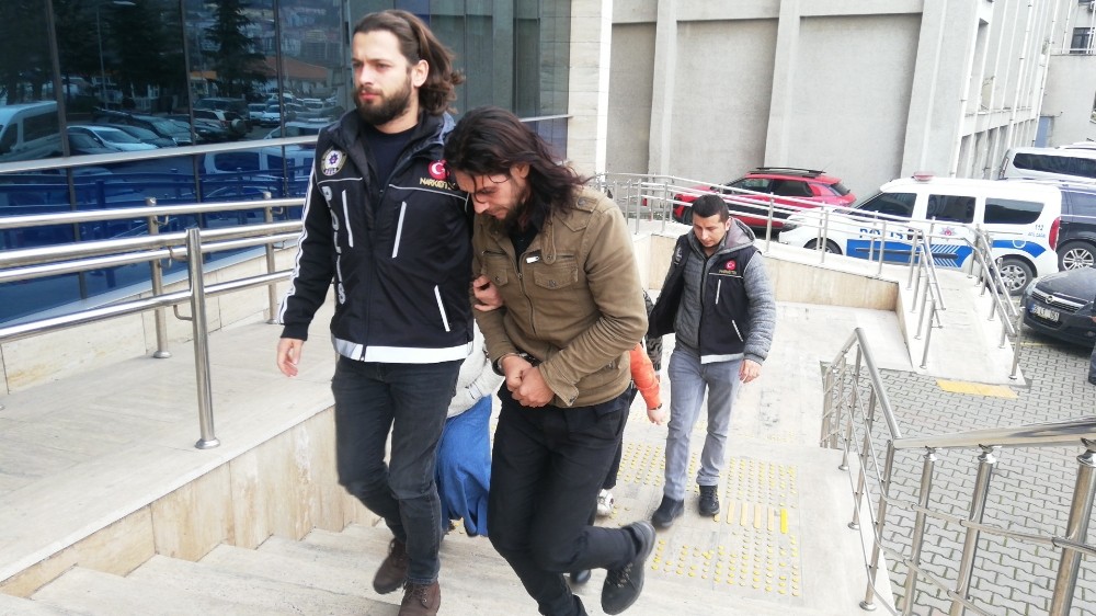 Adliyeye yüzünü kapatarak geldi, gazetecilere 