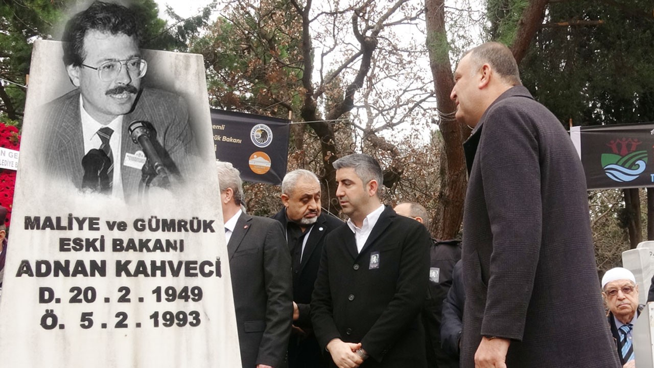 Adnan Kahveci, ölümünün 33. yılında mezarı başında anıldı