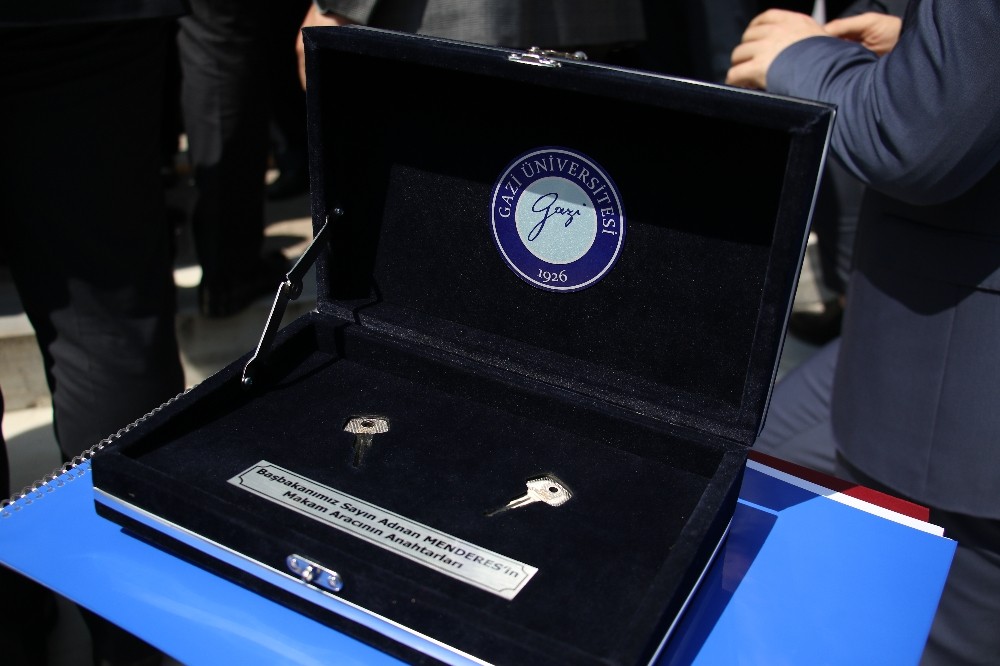 Adnan Menderes’in makam aracının anahtarları artık Aydın Valiliğinde 