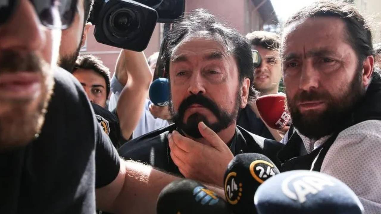 Adnan Oktar hapiste de rahat durmuyor! Şu kepazeliğe bakın hele şu kepazeliğe