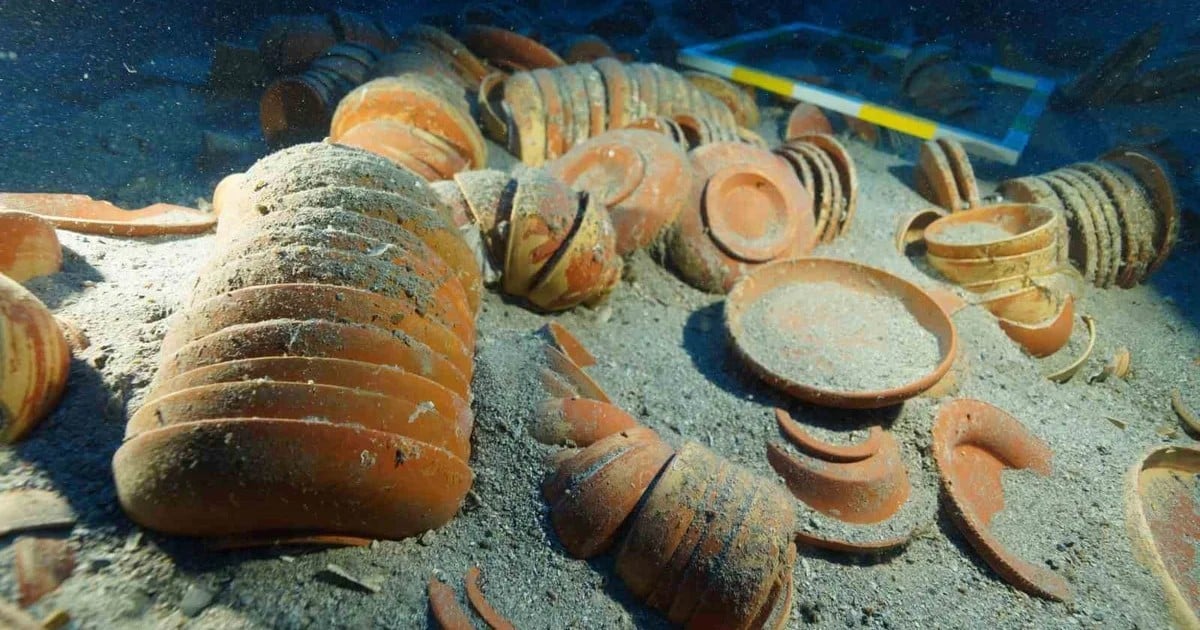 Adrasan'daki yaklaşık 2 bin 100 yıllık batıktan 122 farklı form ve boyutta seramik çıktı