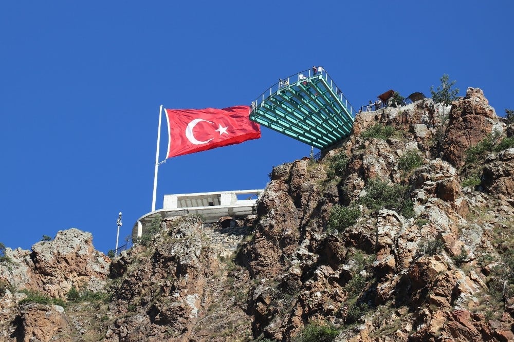 Adrenalin tutkunları Torul Kalesi Cam Seyir Terası’na akın ediyor 