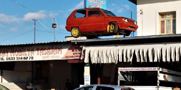 Adres tarifi için çatısına otomobil koydu
