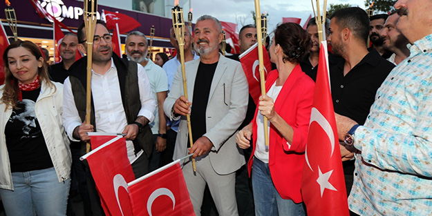 Adrese teslim konser! Ahlaksızlık köpürten Melek Mosso ödülü kaptı