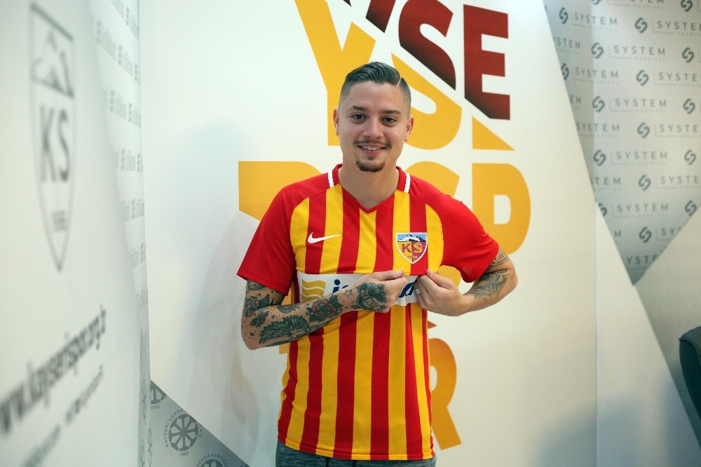 Adryan Oliveira Tavares imzayı attı 