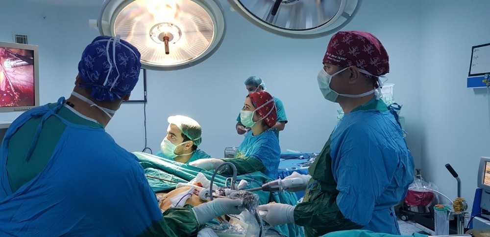 ADÜ’de insan vücudundaki doğal delikler kullanılarak kolon ameliyatı yapıldı 