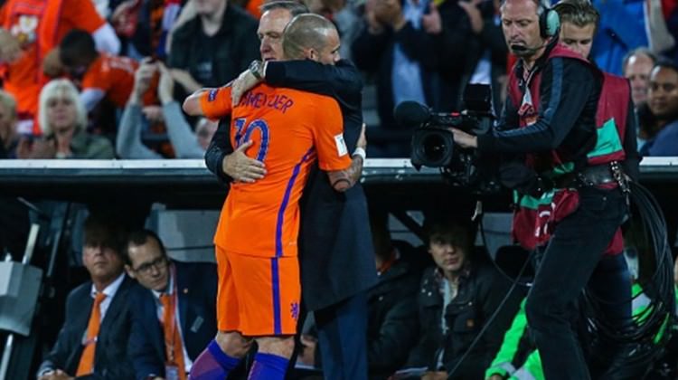 Advocaat'tan 5 gollü başlangıç