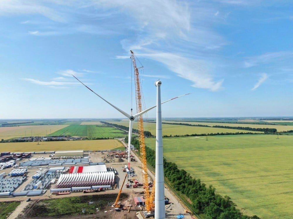 Adygea Rüzgar Enerjisi Santrali’nin ilk rüzgar türbininin montajı tamamlandı 