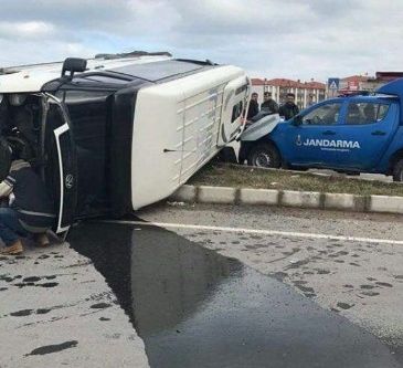 Servis aracı jandarma aracının üzerine devrildi: 1 yaralı