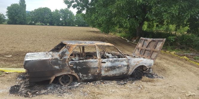 Çaldıkları otomobili tarlada ateşe verdiler