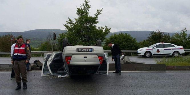 Takla atan otomobilde iki kişi yaralandı