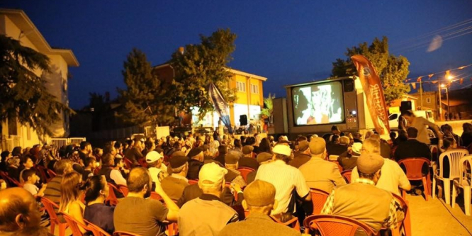 Han sakinleri sokakta sinema keyfi yaşadı