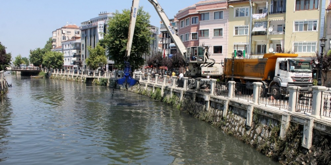 Yalova deresinin yatağı temizleniyor