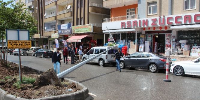 Elektrik direği park halindeki araçların üzerine devrildi
