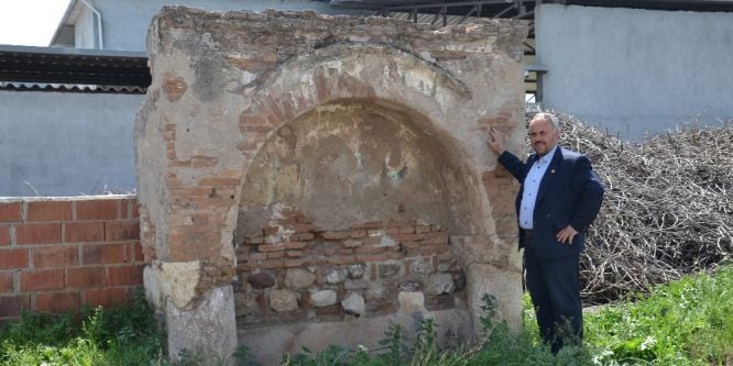 Kaderine terkedilen tarihi çeşme restorasyon bekliyor