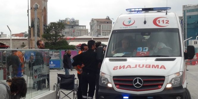 Turist kadının ayağı yürüyen banda sıkıştı