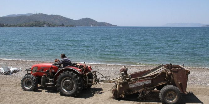Çalış Plajı kumsalı traktörle temizleniyor
