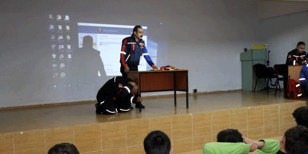 AFAD ekiplerinden öğrencilere deprem eğitimi