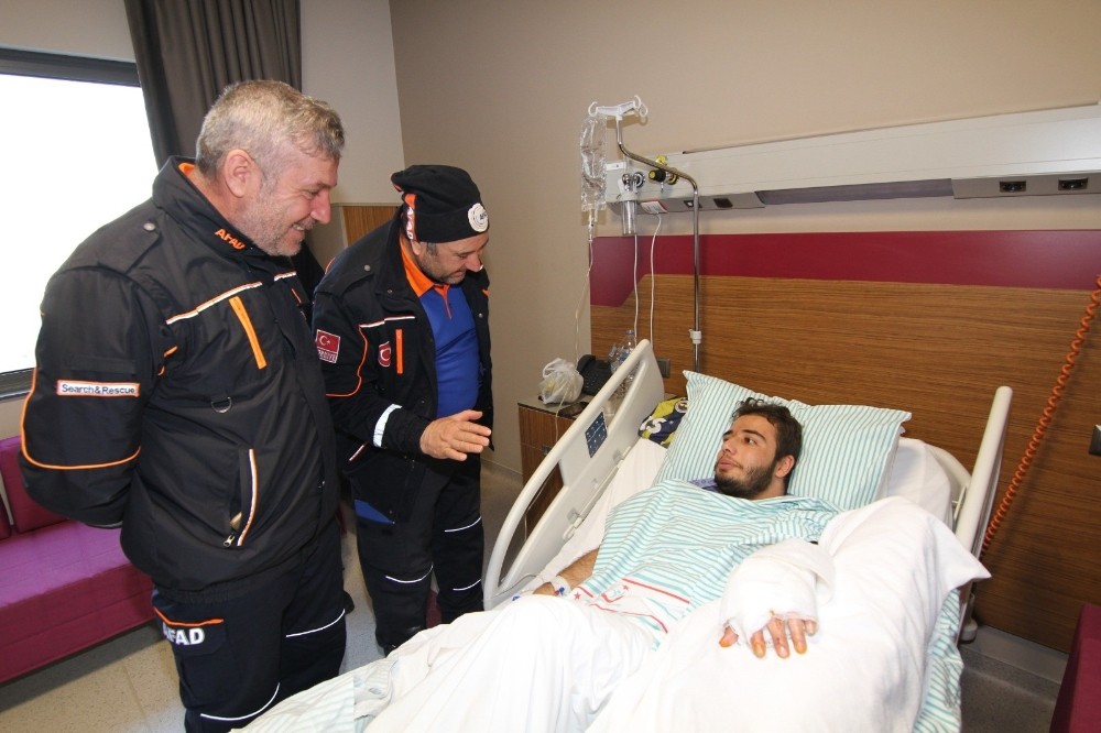 AFAD personeli enkaz altından kurtardıkları aileyi hastanede ziyaret etti 