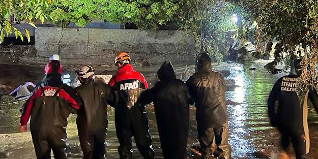 AFAD, sel ve su baskınlarında mahsur kalan onlarca kişiyi kurtardı